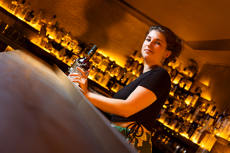 Photo de Justine, barmaid serveuse du bar-restaurant Le Pas Sage à Angers