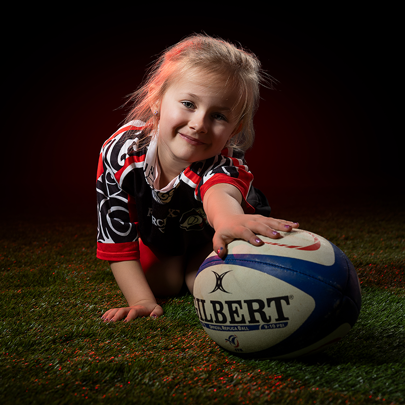 séance photo en studio portrait passion d'une petite fille qui joue au rugby