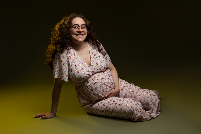 Photo d'une femme enceinte en studio avec des couleurs